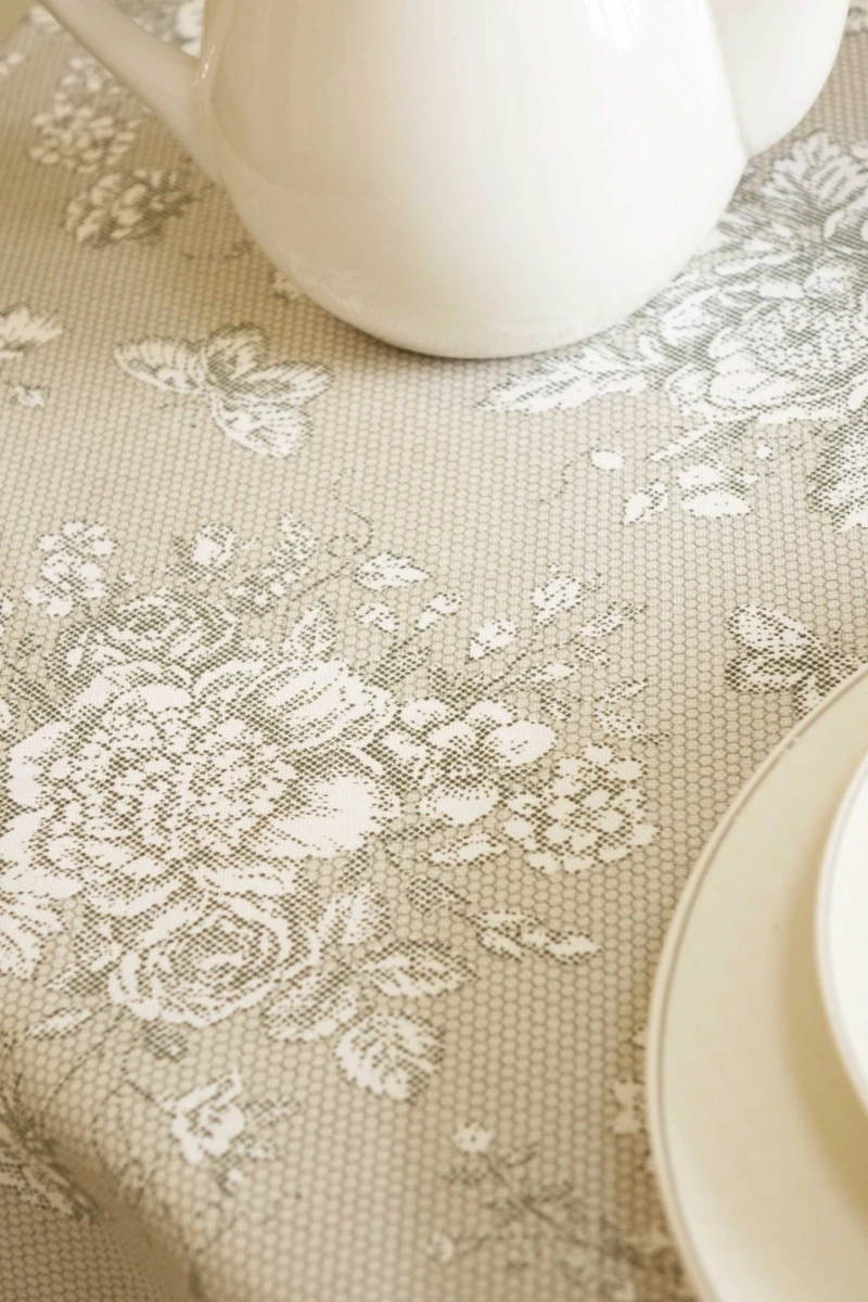 Скатерть круглая 019 Бабочки в цвету 145х145 см