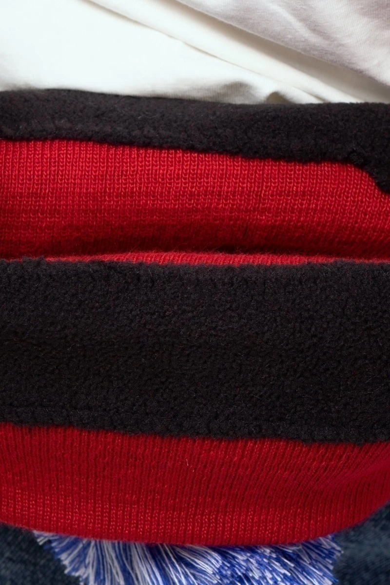 Шапка зимняя спортивная с помпоном - Красная (Серый герб)