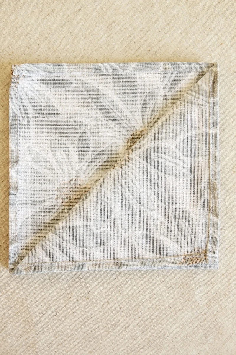 Салфетка из рогожки 005 Ромашки (серый)