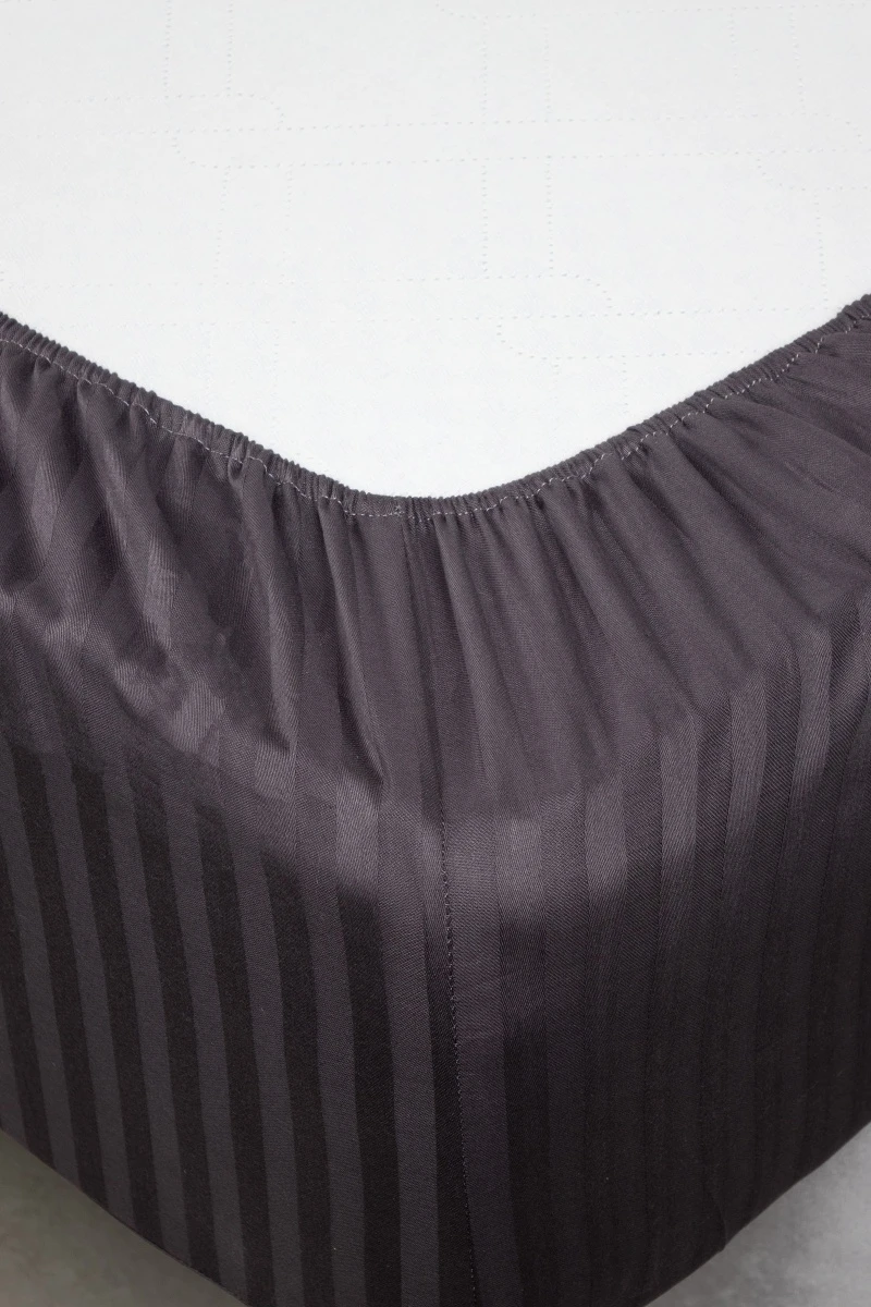 Простыня на резинке страйп-сатин "ЕА" 130г/м "ЕА-Графит" арт. 3910 (полоса 1*1 см) (240 см)