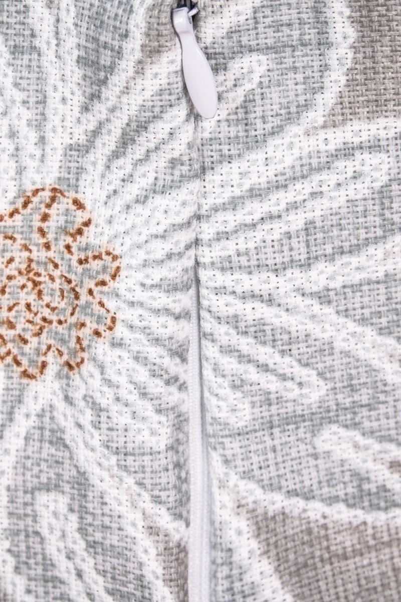 Декоративная наволочка на молнии из рогожки "Диз" Ромашки (серый) 