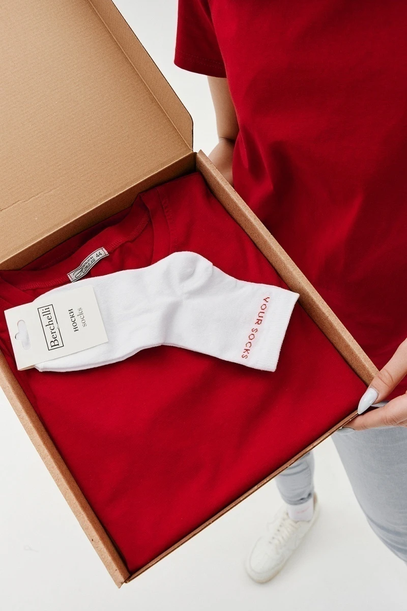 Подарочный набор 11807 (футболка + носки) (красный)