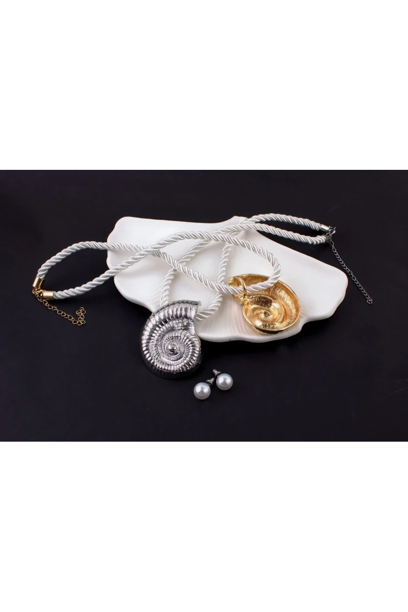 Колье с крупной ракушкой 