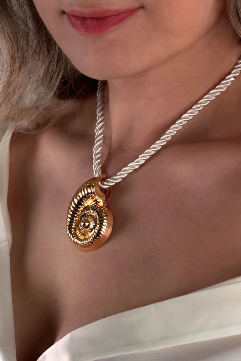 Колье с крупной ракушкой 