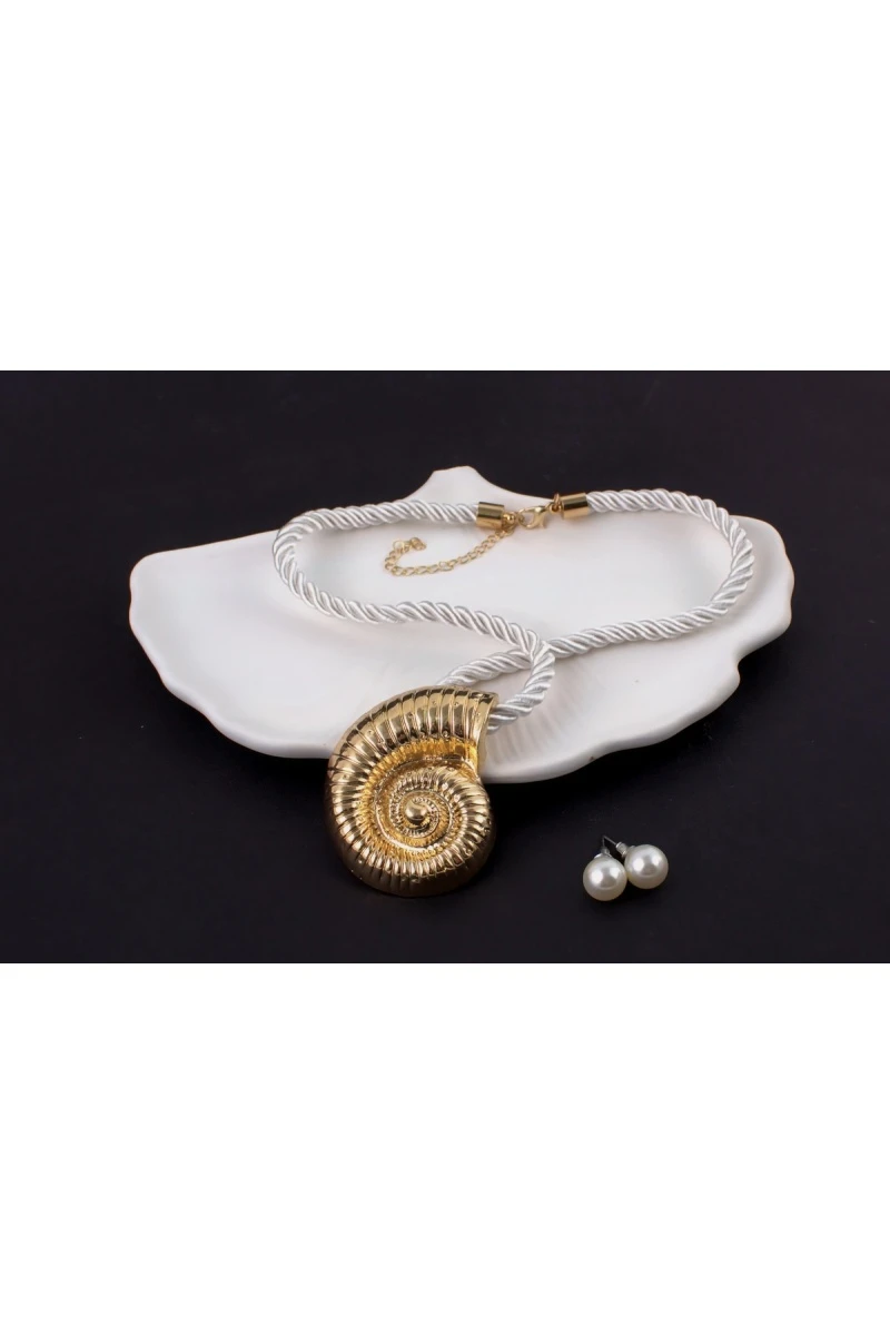 Колье с крупной ракушкой 