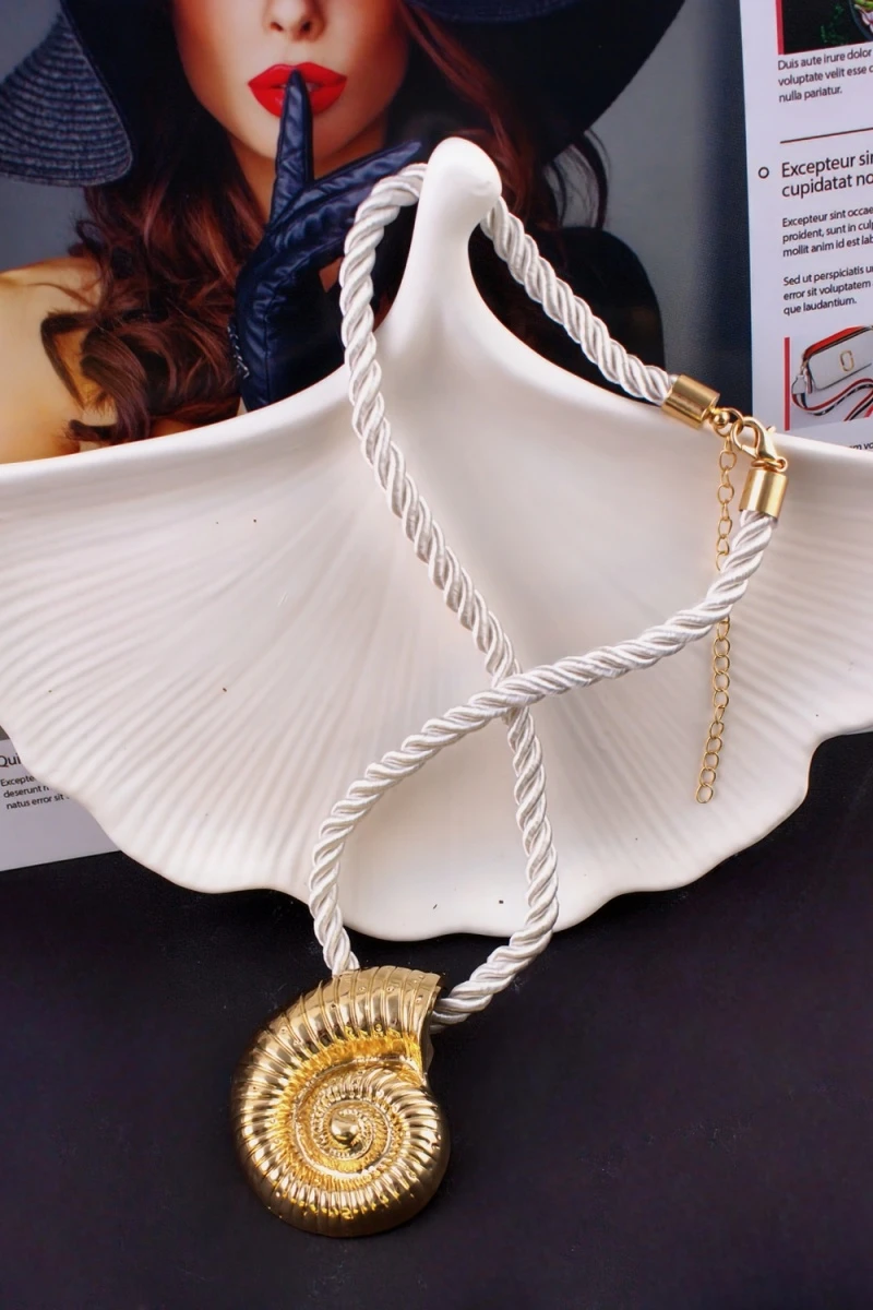 Колье с крупной ракушкой 