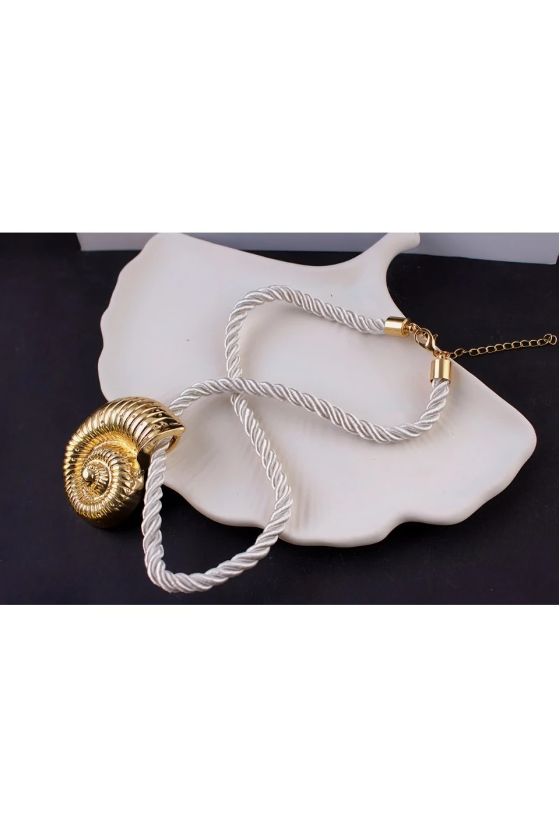 Колье с крупной ракушкой 