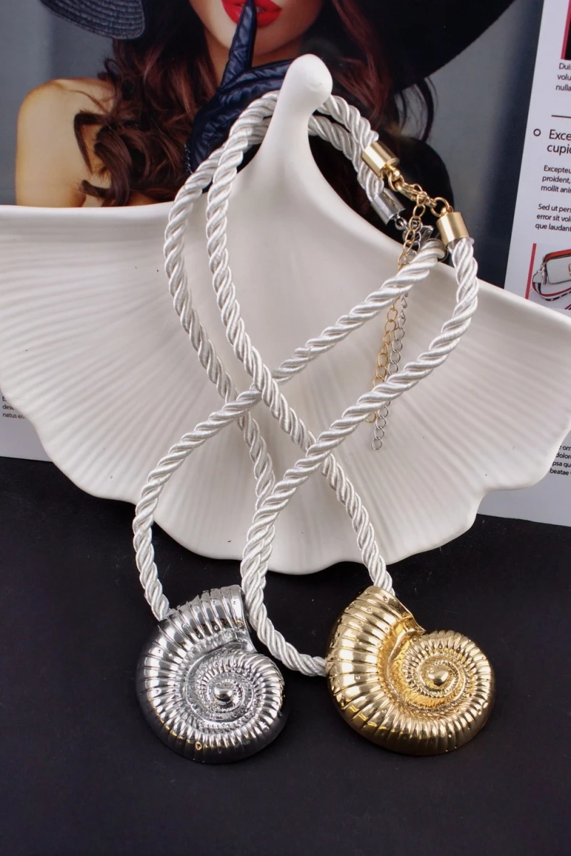 Колье с крупной ракушкой 