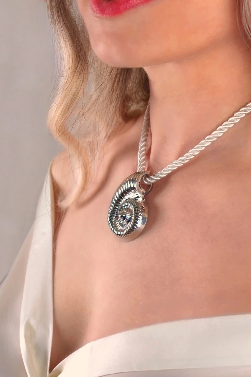 Колье с крупной ракушкой 