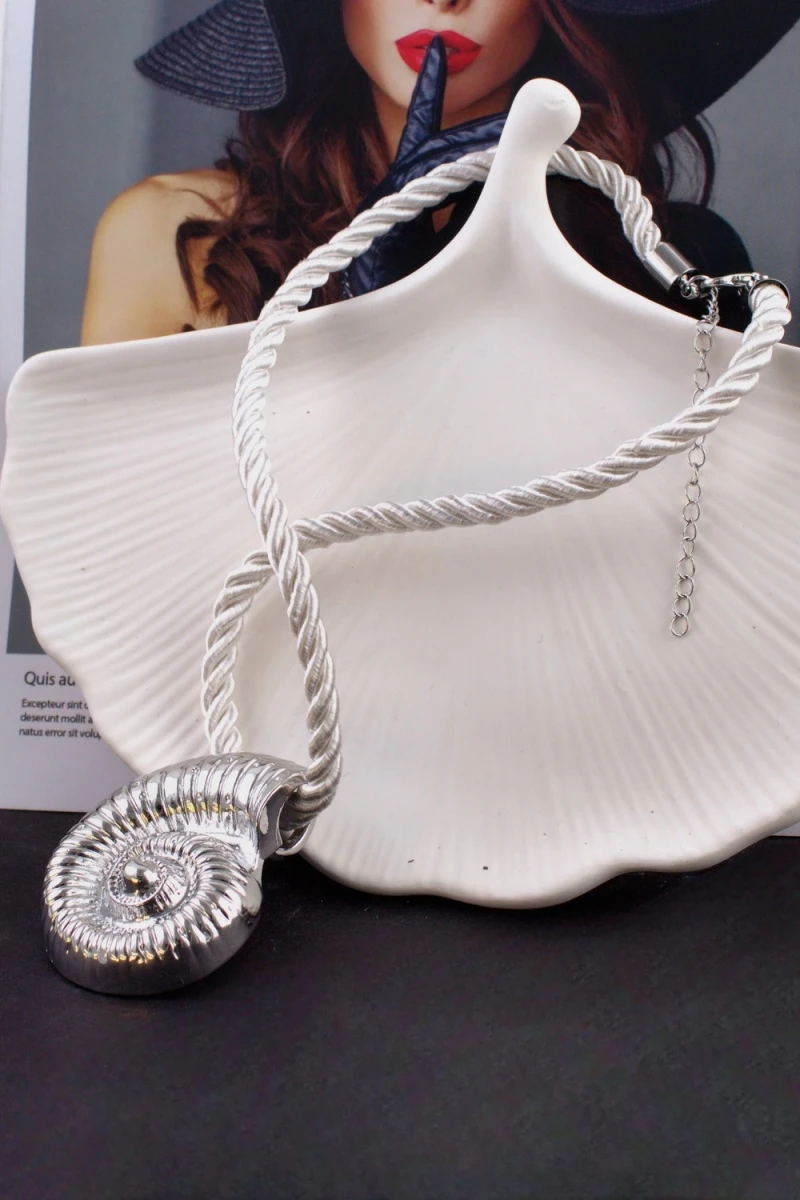 Колье с крупной ракушкой 