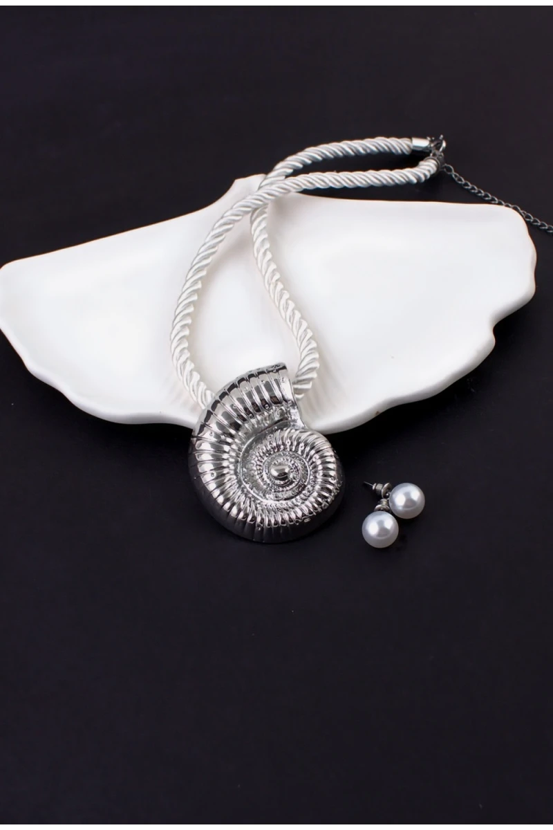 Колье с крупной ракушкой 
