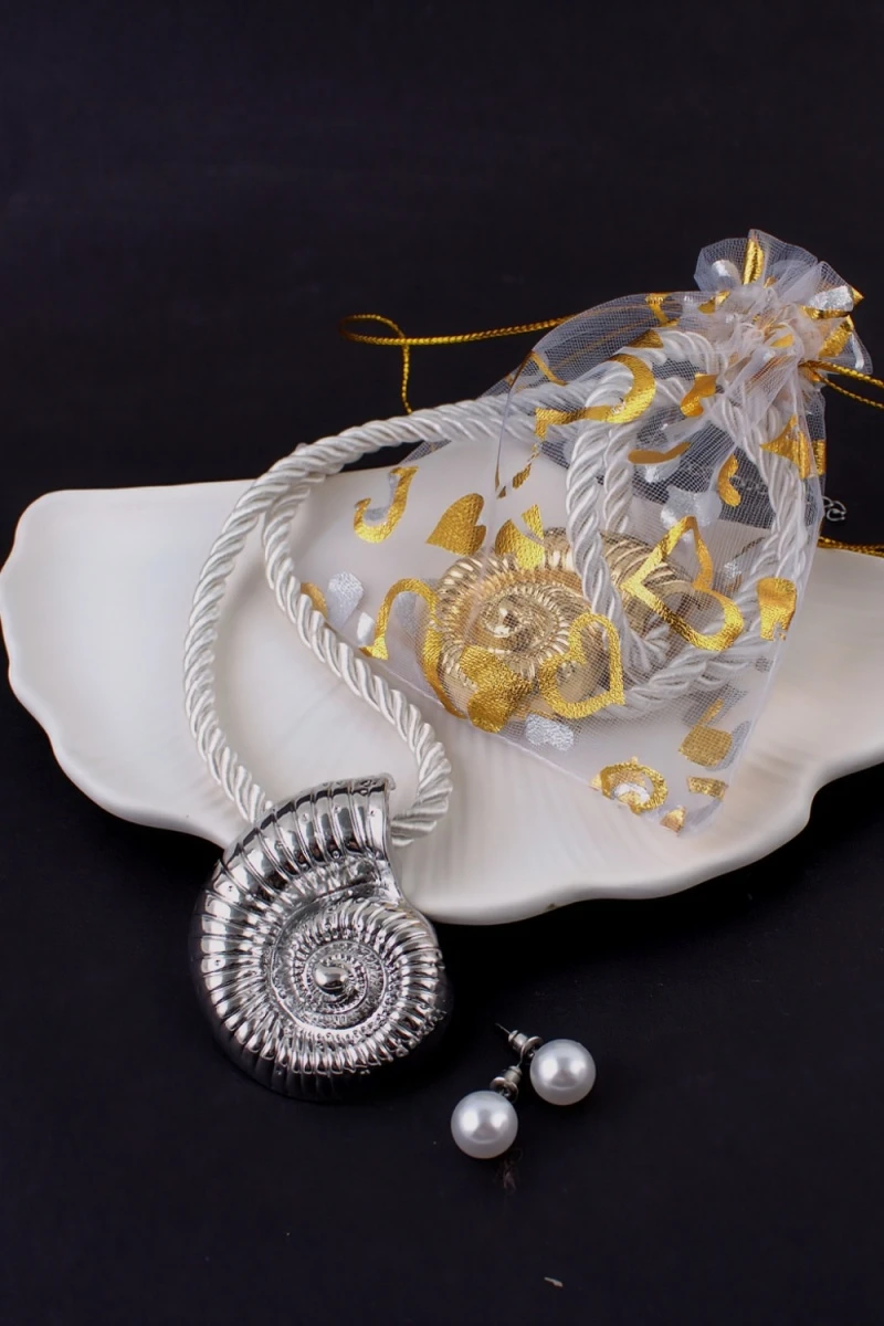 Колье с крупной ракушкой 