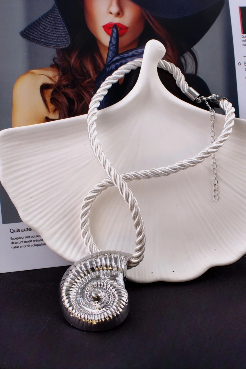 Колье с крупной ракушкой 