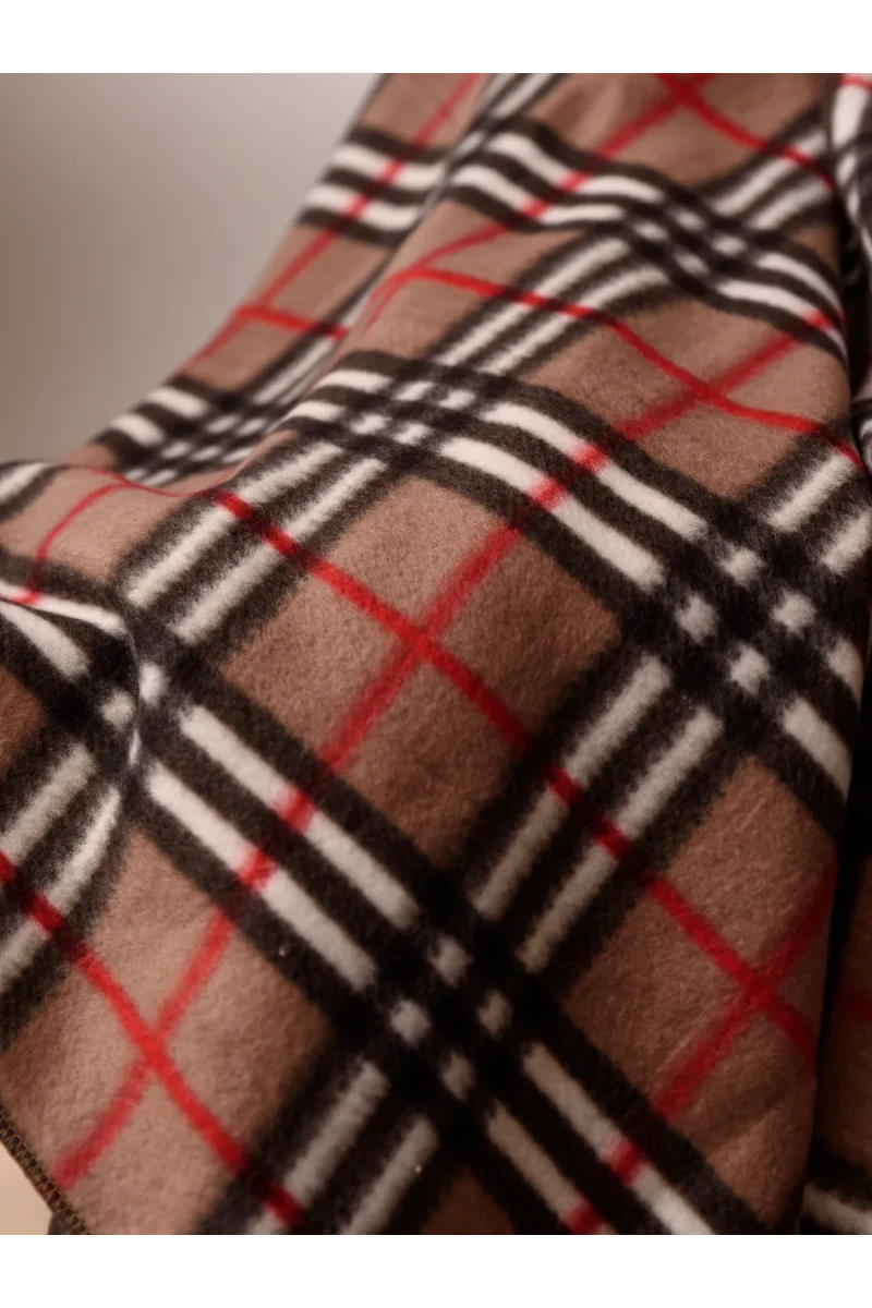 Плед Флисовый 130x160 см с принтом PF130, двусторонний: Для дома, дивана, пикника, машины, путешествий - Bio-Line (черный/капучино)